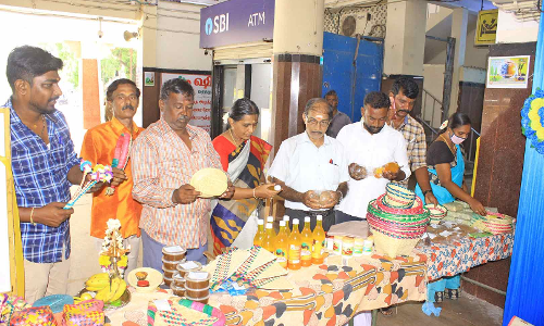 நெல்லையில் ரெயில் நிலையத்தில் பனை பொருட்கள் விற்பனை