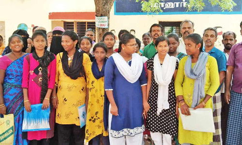 நெல்லை அருகே அரசு மேல்நிலைப்பள்ளியில் மாணவிகள் சேர்க்கை குறைப்பு- தலைமை ஆசிரியையுடன் வாக்குவாதம்