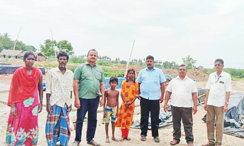 செங்கல் சூளையில் வேலை செய்த மாணவி மீண்டும் பள்ளியில் சேர்ப்பு