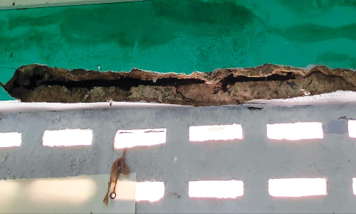 இடிந்து விழும் நிலையில் அங்கன்வாடி மைய கட்டிடம்