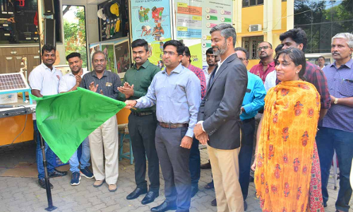 அரசு பள்ளி மாணவர்களுக்கு  தொழிற்கல்விகள் குறித்து நடமாடும் பயிற்சி வாகனம் -கலெக்டர் விஷ்ணு தொடங்கி வைத்தார்