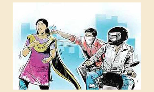 ஆசிரியையிடம் செயின் பறிப்பு