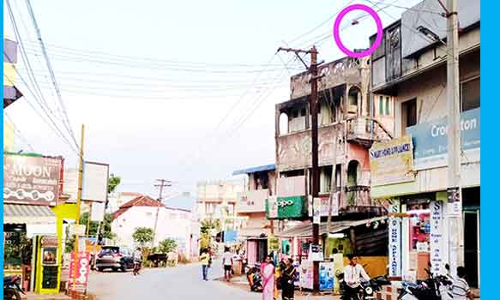 மின் கம்பியில் தொங்கும் கல்