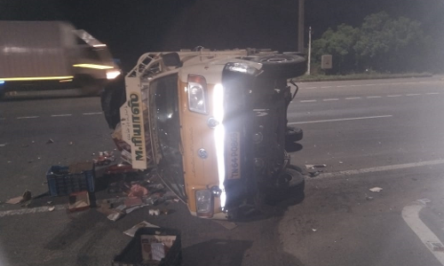 திருச்சி அருகே நடுரோட்டில் ஆட்டோ கவிழ்ந்து விபத்து