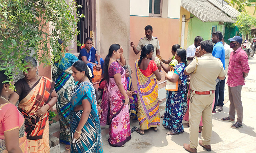 கடலூரில் தீபாவளி   சீட்டு 310 பேரிடம்  ரூ. 48 லட்சம் வசூல் பொது மக்கள் முற்றுகை- போலீசாரிடம் கடும் வாக்குவாதம்