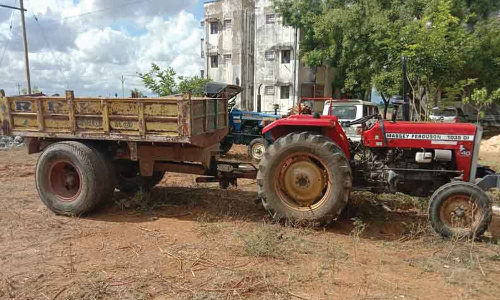 டிராக்டரை திருடி டீசல் இல்லாததால் ரோட்டில் விட்டு சென்ற கும்பல்