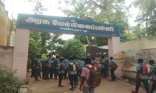 பண்ருட்டியில்  அரசு பள்ளியில் ரகளை செய்த மாணவர்கள் நாற்காலி உடைப்பு- பரபரப்பு