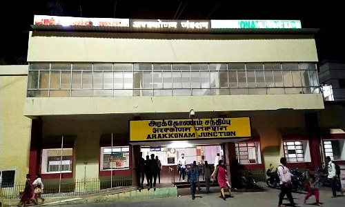 அரக்கோணம் ெரயில் நிலையம் இருளில் மூழ்கியதால் பயணிகள் கடும் அவதி