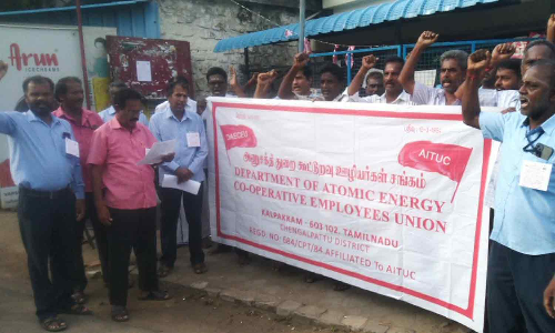 கல்பாக்கத்தில் அணுசக்தி துறை ஊழியர்கள் ஆர்ப்பாட்டம்