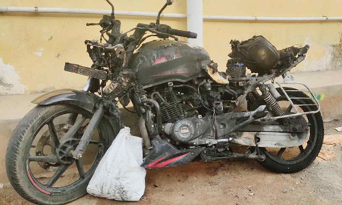 திருப்பரங்குன்றத்தில் போலீஸ்காரர் மோட்டார்சைக்கிளுக்கு தீவைத்த மர்மநபர்கள்