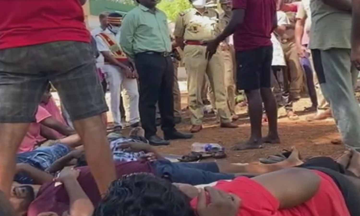இலங்கை தமிழர்கள் 30 பேர் தற்கொலை முயற்சி- திருச்சி முகாமில் பரபரப்பு இலங்கை தமிழர்கள் 30 பேர் தற்கொலை முயற்சி- திருச்சி முகாமில் பரபரப்பு