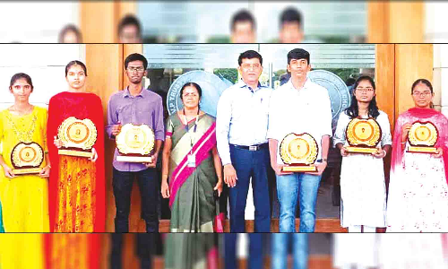 10,12-ம் வகுப்பு பொதுத்தேர்வு : ஏ.வி.பி., டிரஸ்ட் நேஷனல் மெட்ரிக் பள்ளி மாணவர்கள் சாதனை