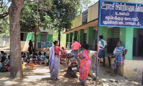 ஆசிரியரின் பணியிடை நீக்க  உத்தரவை ரத்து செய்யகோரி வலியுறுத்தல்