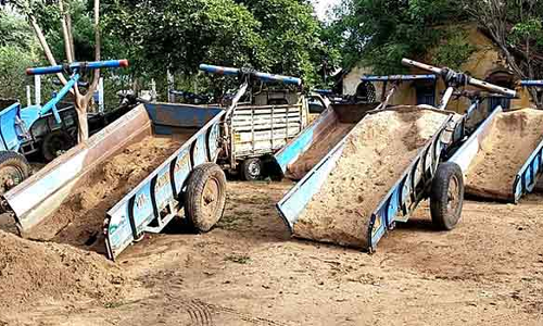 சட்டவிரோதமாக மணல் கடத்தி வந்த 5 பேர் கைது