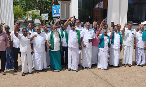 கலெக்டர் அலுவலகத்தில் விவசாய சங்கங்கள் திடீர் ஆர்ப்பாட்டம்