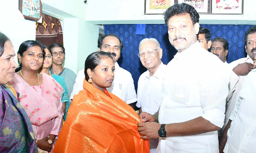 இரண்டு கைகளும் இல்லாத மாணவி பிளஸ்-2 தேர்வில் சாதனை - அமைச்சர்கள் பாராட்டு