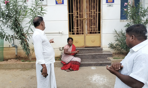 வேறு பெண்ணுடன் திருமண ஏற்பாட்டால் காதலன்  வீட்டு முன்பு பெண் தர்ணா