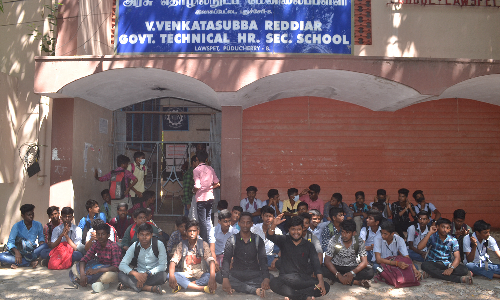 தொழில்பயிற்சி பள்ளி மாணவர்கள் ஆர்ப்பாட்டம்