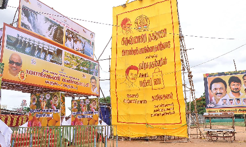 கிருஷ்ணகிரி மாங்கனி கண்காட்சியில்  மெகா சைஸ் மஞ்சள் பை வைத்து விழிப்புணர்வு