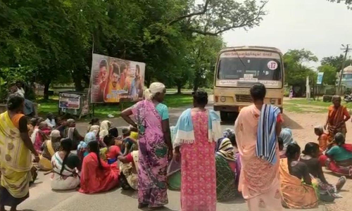 நூறு நாள் வேலை திட்டத்தில் முறைகேடு:  நொச்சிப்பட்டி பகுதியில் சாலை மறியல்