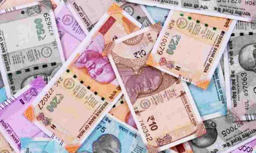 நெல்லை புதிய பஸ்நிலையத்தில் நடைமேடையில் கிடந்த ரூ. 1 லட்சம்-டிக்கெட் பரிசோதகர் எடுத்து போலீசில் ஒப்படைத்தார்