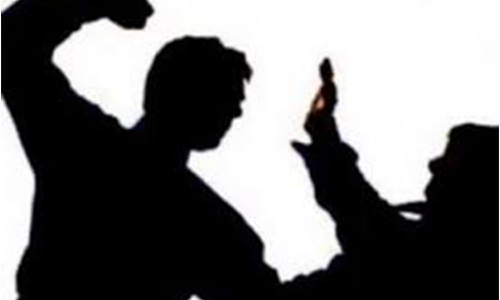 ஓசூர் அருகே  அரசு பள்ளி ஊழியரை தாக்கிய தலைமையாசிரியர்