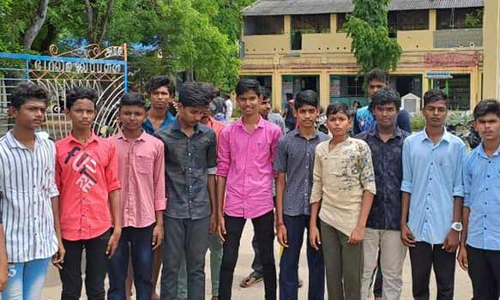 பாண்டமங்கலம் அரசு பள்ளியை மாணவர்கள் முற்றுகையிட்டு போராட்டம்