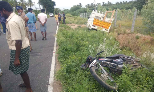 மோட்டார் சைக்கிள் மீது வேன் மோதி கூலி தொழிலாளி பலி