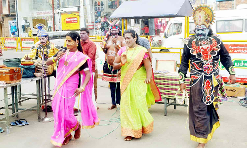 ஹெல்மெட் அணிந்து வந்தவர்களுக்கு ரோஜா பூ கொடுத்த போலீசார்