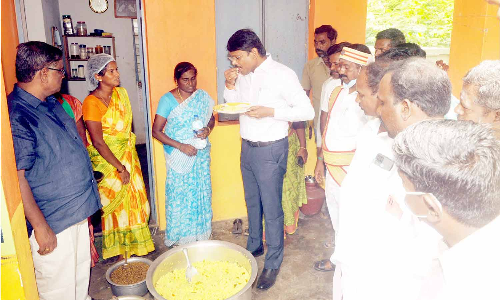 சத்துணவை சாப்பிட்டு கலெக்டர் ஆய்வு