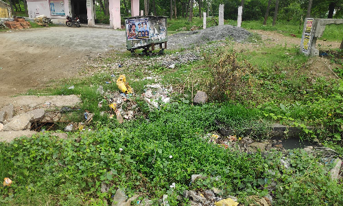 காவேரிபட்டணம்  அருகே  கழிவுநீர் கால்வாய் மீது  சிறு பாலம் அமைக்க வேண்டும்