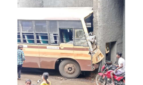 பொள்ளாச்சியில் விபத்தில் சிக்கிய பஸ்-7 பேர் காயம்