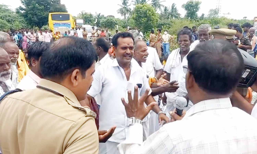 வந்தவாசி-திண்டிவனம் சாலையில் கிராமமக்கள் மறியல்