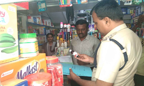 மருந்து கடைகளில் போலீசார், மருத்துவ அதிகாரிகள் சோதனை