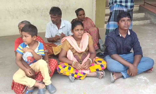 நிலம் அளவீடு செய்ய தாமதம் - பல்லடம் தாலுகா அலுவலகத்தில்  குடும்பத்தினர் தர்ணா  போராட்டம்