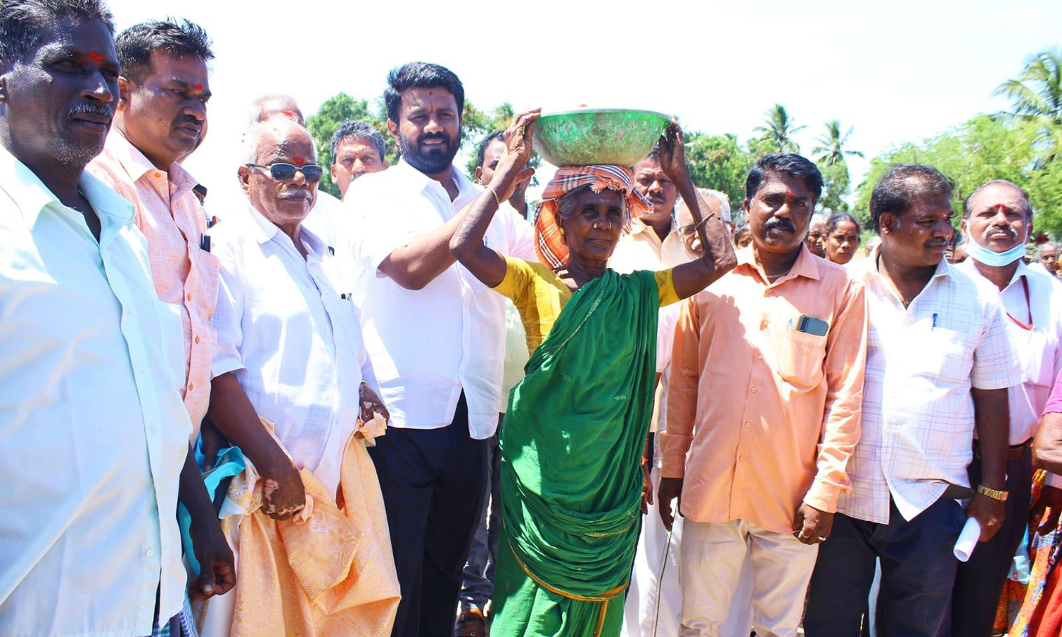 சாலை மேம்படுத்தும் பணி - செந்தில்குமார் எம்.எல்.ஏ. தொடங்கி வைத்தார் சாலை மேம்படுத்தும் பணி - செந்தில்குமார் எம்.எல்.ஏ. தொடங்கி வைத்தார்