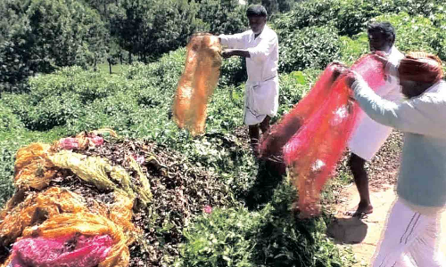 தொழிற்சாலைகள் கொள்முதல் செய்யாததால் தேயிலையை சாலையோரம் கொட்டும் விவசாயிகள்