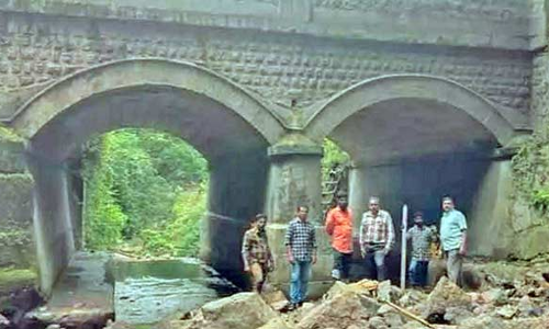தமிழகத்திற்கு கூடுதல் நீர் பெற முல்லைப்பெரியாறு இரைச்சல் பாலத்தில் அதிகாரிகள் ஆய்வு