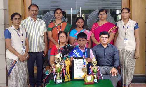 பல்வேறு போட்டிகளில் சாதனை படைத்த ஏ.வி.பி. பள்ளி மாணவிக்கு பாராட்டு