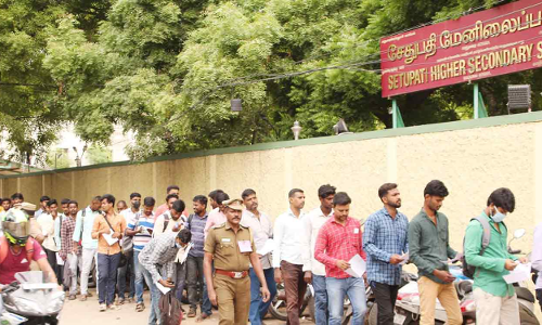 போலீஸ் சப்-இன்ஸ்பெக்டர் பதவிக்கான எழுத்துத்தேர்வு: தீவிர கண்காணிப்புடன் 15 ஆயிரம் பேர் எழுதினர்