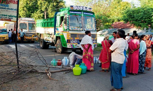குடிநீர் கேட்டு காலிக்குடங்களுடன் பொதுமக்கள் சாலை மறியல்