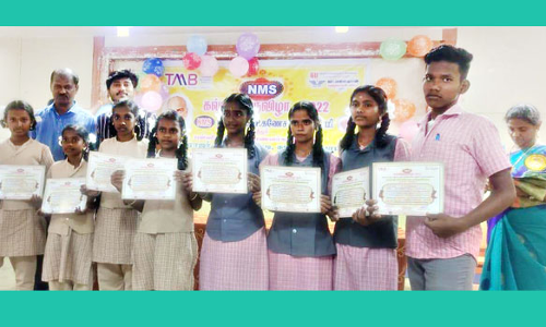 அரசு பள்ளி மாணவ, மாணவிகளுக்கு பாராட்டு