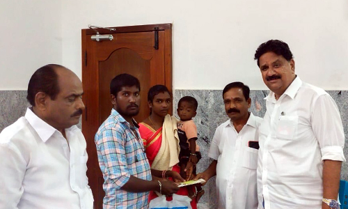 பர்கூர் குழந்தையின் அறுவை சிகிச்சைக்கு   தி.மு.க எம்.எல்.ஏ. மதியழகன் நிதியுதவி