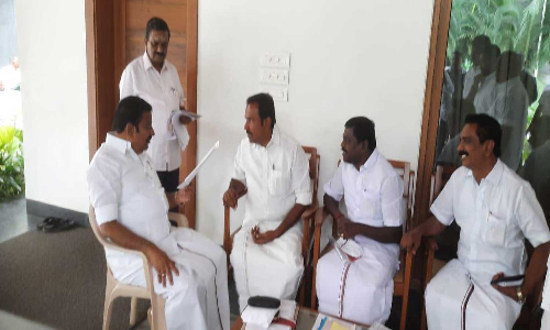 புதுக்கடை– பரசேரி சாலையில் குடிநீர் குழாய்கள் அடிக்கடி உடைந்து சேதமாவதால் இரும்பு குழாய்கள் அமைக்க வேண்டும்