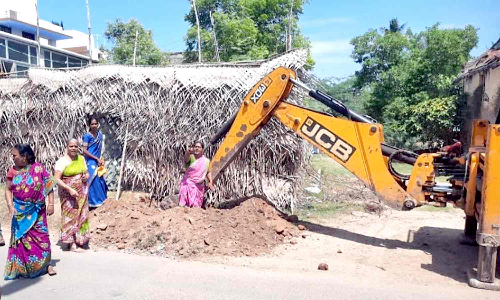 குடிநீர் இணைப்புகளை முறைப்படுத்தும்  பணிகளை தடுத்து நிறுத்திய பெண்கள்
