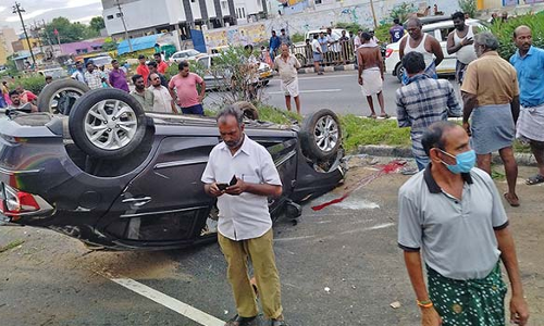 சேலத்தில் தேசிய நெடுஞ்சாலையில் கார் கவிழ்ந்து விபத்து - முதியவர் உள்பட 4 பேர் காயம்