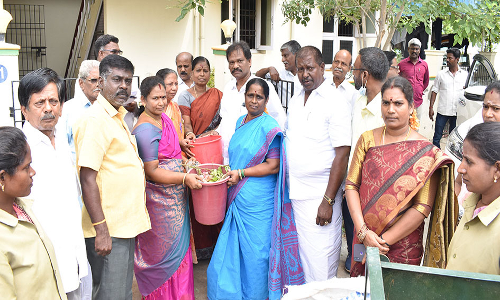 கடலூர் மாநகராட்சியில்  வீடு வீடாக மக்கும் குப்பையை  பிரித்து வாங்கும்  பணி:  மேயர் சுந்தரி ராஜா தொடங்கி வைத்தார்