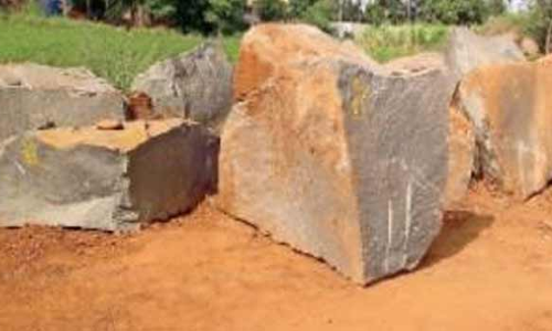 கிரானைட் கற்கள் கடத்திய லாரி பறிமுதல்