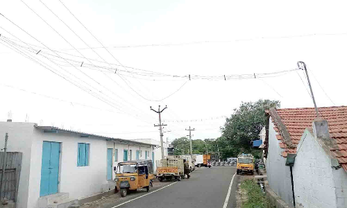 வீரபாண்டியில் தாழ்வாக செல்லும் மின்வயரால் விபத்து அபாயம்