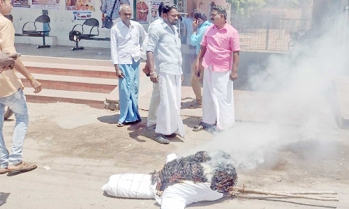 எடப்பாடி பழனிச்சாமி உருவ பொம்மை எரிப்பு